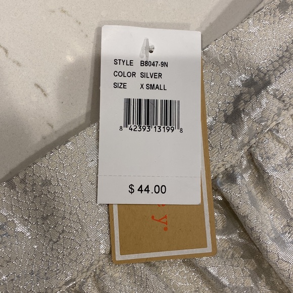 Beautiful cream and silver mini - Picture 2 of 3